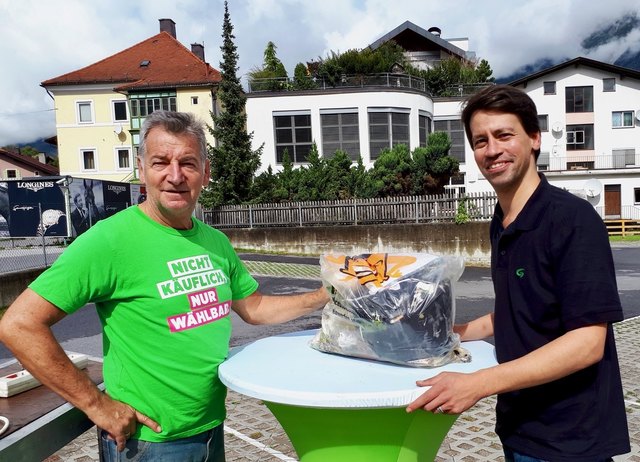 Hubert Weiler-Auer (l.) und Christoph Walch (r.) präsentierten am Tag danach: der letzte Rest vom Sommerfest. Gerade einmal ein Sackerl mit 10 Liter Restmüll blieb von der Grünen Auftaktparty übrig. Das ist Green Event Tirol.