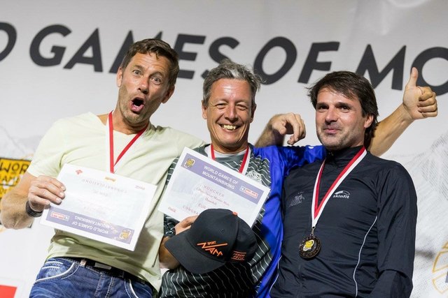 Narr Rainer (Mi.) aus Fließ holte den „Weltmeister“-Titel in der Senior Masterklasse. | Foto: Martin Steiger