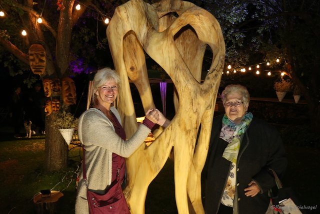 Christa Mayer und Veronika Breitner waren von den Skulpturen des Holzkünstlers Niki Kropp begeistert. Sie gaben einander die Hand und setzten so ein Zeichen der Freundschaft.