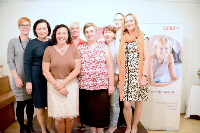 Das Team von Frau in der Wirtschaft mit Andrea Maurer (3.v.l.), Elisabeth Meixner (2.v.l.) und Christina Domittner (4.v.r.).