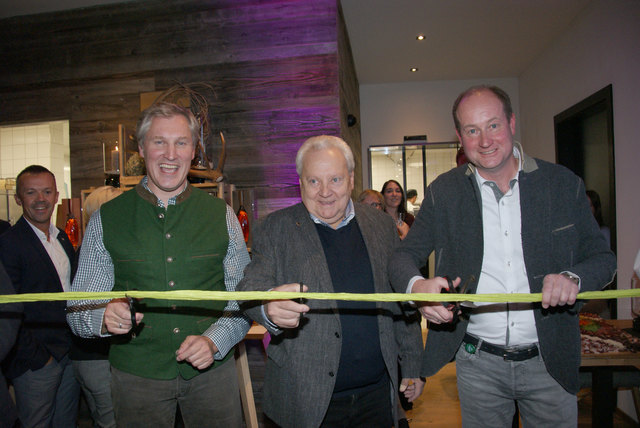 Feierliche Eröffnung: Investor Jörg Haas, Bgm. Anton Mallaun und Architekt und Betreiber Thomas Schönauer (v.l.).