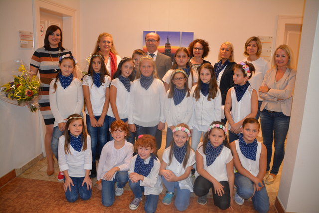 f>Die Kindner mit ihren Lehrerinnen und Direktorin, Astrid Eisenkopf, Elsiabeth und Klaus Tummer, Anna Gruber (2.v.li.).