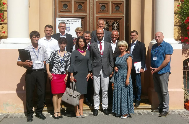 Vizebürgermeister Detlef Wimmer (4.v.r.), Landespolizeidirektor-Stellvertreter Hofrat Erwin Fuchs (3.v.r.) und Mag. Helmut Mitter (2.v.r.) gemeinsam mit Vertretern der Stadtregierung von Braşov. | Foto: Stadt Linz