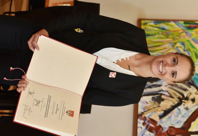 Alisa Buchinger hat die Silberne Sportmedaille der Stadt Salzburg bekommen. | Foto: Stadt Salzburg/Johannes Killer