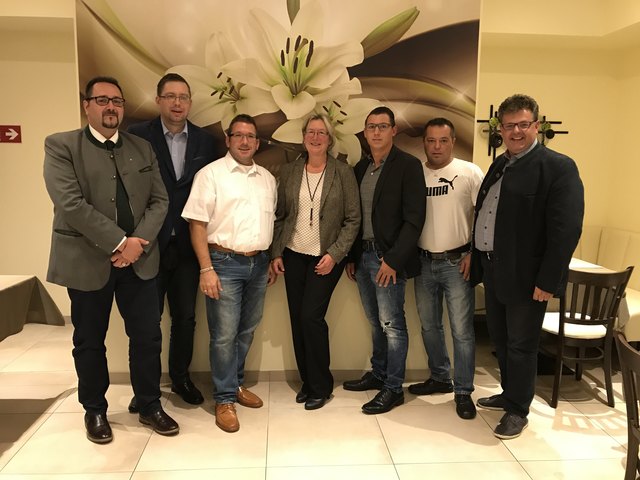FPÖ-Bezirksgeschäftsführer GR Uwe Pichler, Bezirksobmann-Stellvertreter GR Karl Haidinger, OPO-Stv. GV Michael Heumann, Ortsparteiobfrau GR Hannelore Fellner, OPO-Stv. Jürgen Heumayr, OPO-Stv. Gerold Biebl, Bezirksparteiobmann Nationalratsabgeordneter Gerhard Deimek (v. l.). | Foto: FPÖ