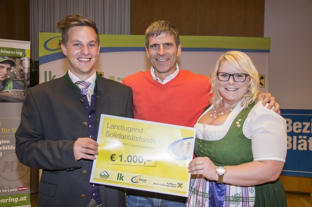 Landesobmann Maximilian Brugger, Gastreferent Michael Hadschieff und Landesleiterin Karin Asen mit der Spende zu Gunsten des Landjugend Solidaritätsfonds. | Foto: Landjugend Salzburg, Matthäus Schröcker