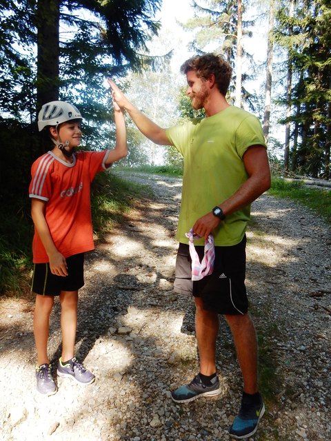 Ein High-Five nach geschafftem Zetzi-Gipfelsturm. | Foto: ÖAV Weiz