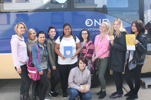 Gruppe der BS Eisenstadt beim Euro-Bus am Domplatz | Foto: OeNB