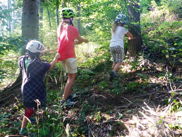Abwechslungsreiche Spiele im Wald, wie hier der Parcours mit verbundenen Augen, forderten die Geschicklichkeit der Kinder heraus. | Foto: ÖAV Weiz