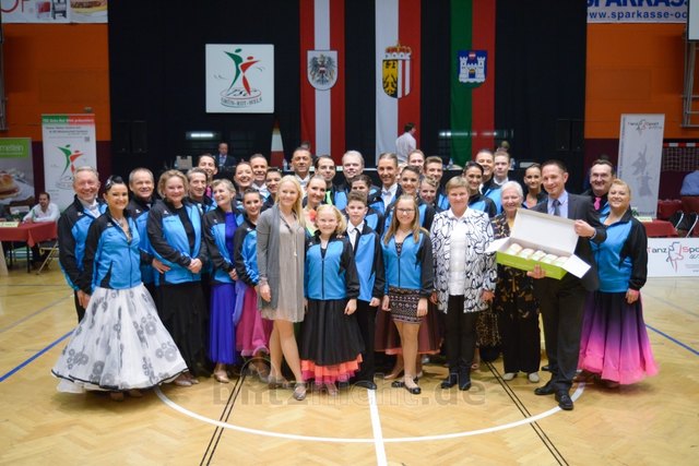 für den TSK Blau-Gelb Linz gab es als Verein mit den meisten Teilnehmern eine extra Überraschung in Form einer Partybox Gourmetfein-Leberkäse | Foto: mit freundlicher Genehmigung © blitznicht.de