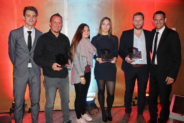 Die Moderatoren mit den Siegern des Wörgler Kurzfilmfestivals – v.l. Dominic Kainzner, Christian Kössler, Patricia Kurz, Michelle Hauser, Alexander Mair und Stefan Peschta.
