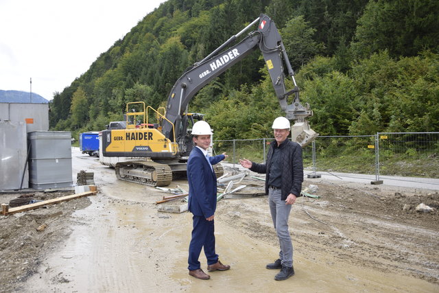 Christian Heigl und Andreas Thaler freuen sich über die Fortschritte auf der Baustelle.