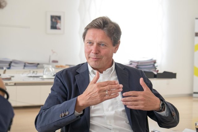 Wolfgang Anzengruber im Interview: "Zu unserer Gesamt-Investition für Fischwanderhilfen von 280 Millionen kommen dann noch Beiträge von Partnern und Förderungen. Mit den Ländern und den Landesfischereiverbänden können wir deshalb die Vorgaben der EU-Richtlinie übertreffen." | Foto: Arnold Burghardt