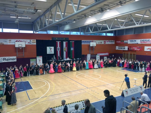 alle 57 Welser Walzer Konkurrenz Teilnehmer wurden einzeln dem Publikum vorgestellt