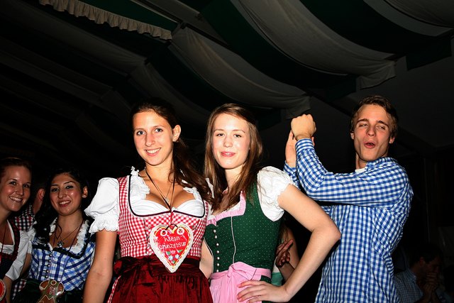 Feiern in Dirndl und Lederhose: Zum ersten Mal findet am Samstag, den 30. September, die Wiedner Wiesn statt.