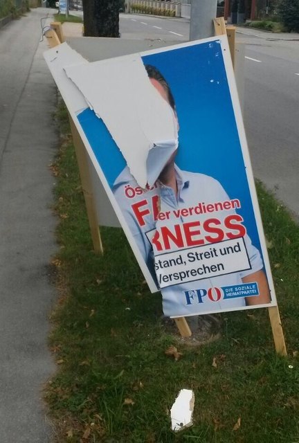 Eines der Plakate, welches dem Zerstörungswahn zum Opfer fiel. | Foto: FPÖ St. Pölten