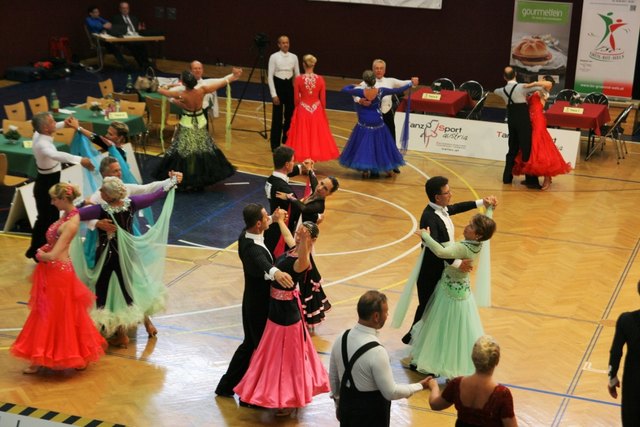 dichtes Gedränge herrschte beim Eintanzen auf dem Parkett