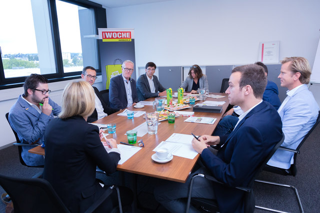 Im Gespräch über die Mobilitätsthemen in Graz und in der Steiermark: WOCHE-Redakeur Alois Lipp (l. außen), Verena Schaupp (Mitte) und Christoph Hofer (r. außen) mit den Diskutanten. | Foto: Jorj Konstantinov