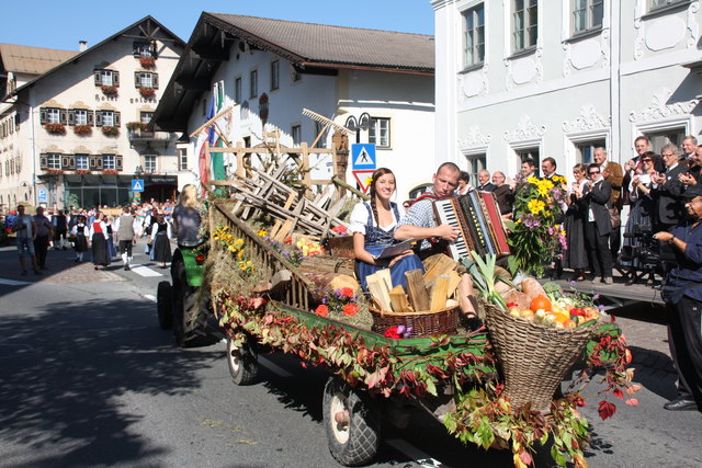 Am 1. Oktober startet nach der Messe der Erntedankumzug durch Reutte, mit liebevoll in Handarbeit gestalteten und geschmückten Wägen verschiedenster Vereine.