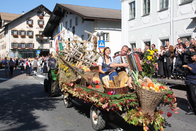 Am 1. Oktober startet nach der Messe der Erntedankumzug durch Reutte, mit liebevoll in Handarbeit gestalteten und geschmückten Wägen verschiedenster Vereine. | Foto: TVB Reutte