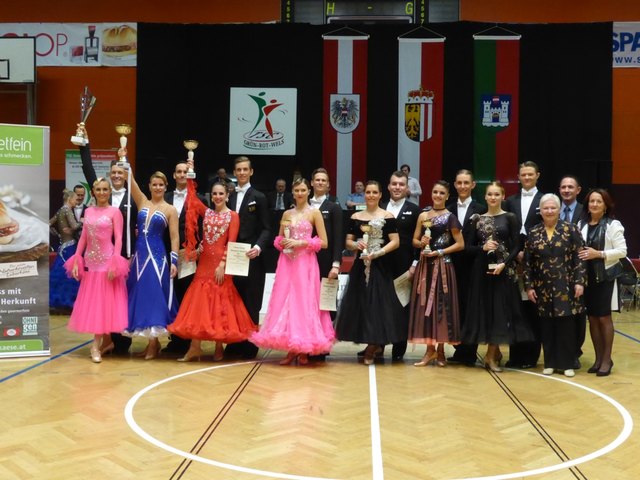 Michael Walter mit Alexandra Dostal (3.v.l.) sowie Dominik Schauer & Caroline Rammler (5.v.l) tanzten im Finale der Welser Walzer Konkurrenz