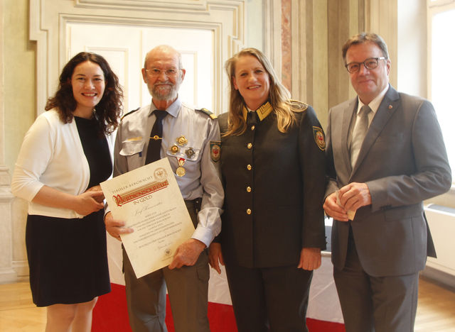 v.l.: LHStvin Ingrid Felipe, Sepp Kranewitter (Bezirksleiter-Stv Imst), Landesleiterin Gabi Pfurtscheller und LH Günther Platter. | Foto: Land Tirol