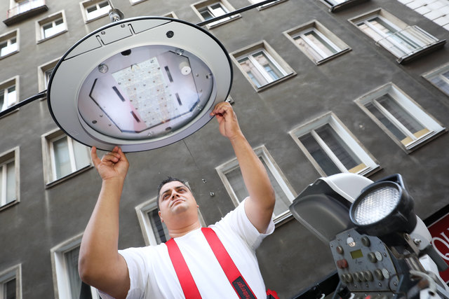 Montage einer neuen LED Lampe in der Dorotheergasse. | Foto: MA33/Christian Fürthner