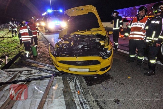 Ein Totalschaden nach dem Unfall: Ford Mustang | Foto: Einsatzdoku
