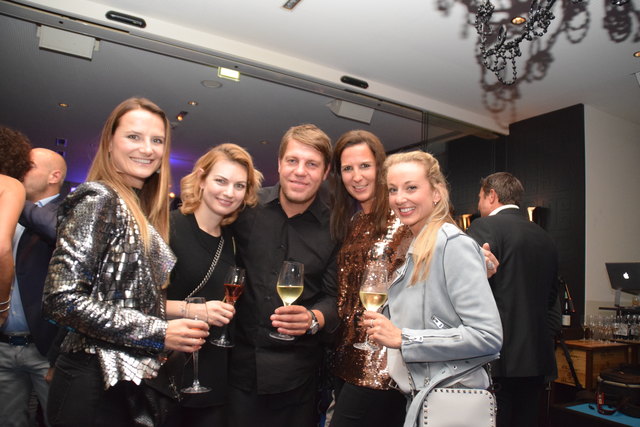 Von rechts: Sophia Schertler, Bernadette Plattner, Bernhard Gruber (Besitzer "Das Schindler"), Sandra Pirolt-Mader und Nadine Tschiderer-M.