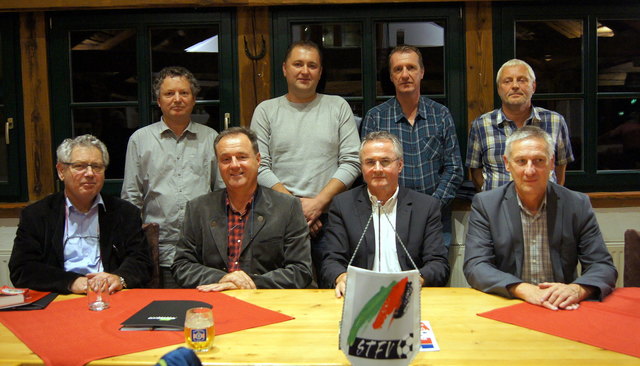 sitzend von links:
Gerhard KROIS, Bgm. Franz PLATZER, Ernst JAHRBACHER, Wolfgang MAIER stehend von links:
Felix SCHLAGER, Manfred KOLLMANN, Alfred STEINDL, Franz SCHANTL. (C) Martin Löscher