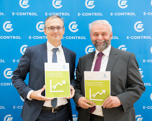 Wolfgang Urbantschitsch (l.) und Andreas Eigenbauer, die beiden Vorstandsmitglieder der E-Control, präsentieren den Ökostrombericht. | Foto: Anna Rauchenberger