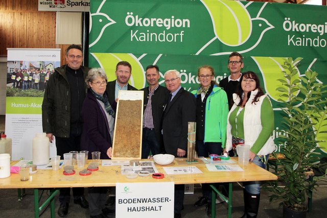 „Boku-Mobil“-Projektleiterin Ena Smidt mit Vertretern der Ökoregion, der Marktgemeinde Kaindorf, der Bezirkskammer und vom Lagerhaus Wechselgau.