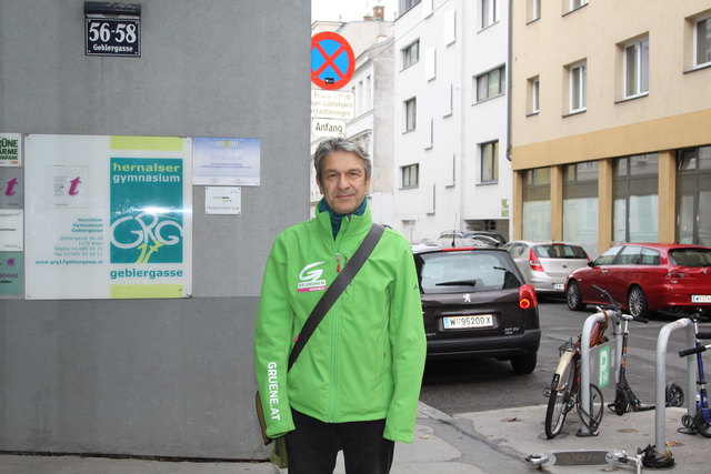 Breitere Gehsteige vor der Schule Geblergasse und dem Kindergarten wünscht sich Sepp Neustifter (Grüne).