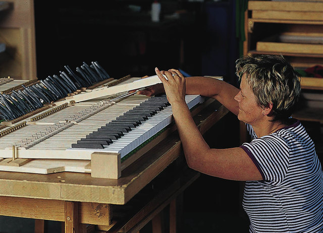 Ausrichten der Tastatur erfolgt in Handarbeit in der Fabrik in Leipzig