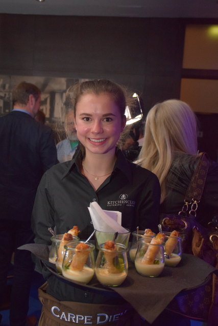 Julia servierte die schmackhaften Schmankerln.
