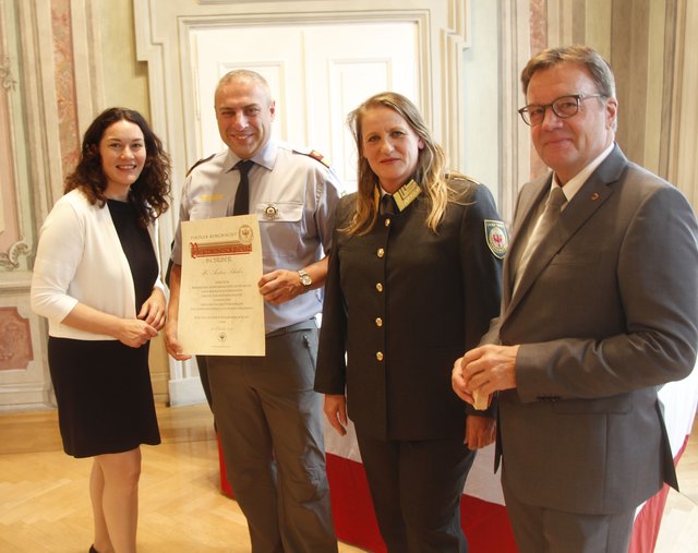 v.l.: LHStvin Ingrid Felipe, Landesgeschäftsstellenleiter Andreas Schaber, Landesleiterin Gabi Pfurtscheller und LH Günther Platter. | Foto: Land Tirol