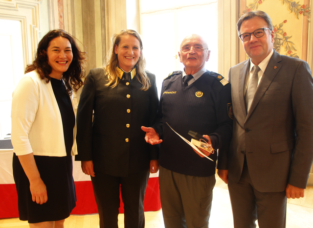 v.l.: LHStvin Ingrid Felipe, Landesleiterin Gabi Pfurtscheller, Peter Kaiblinger (Auszeichnung 50 Jahre Tiroler Bergwacht) und LH Günther Platter. | Foto: Land Tirol