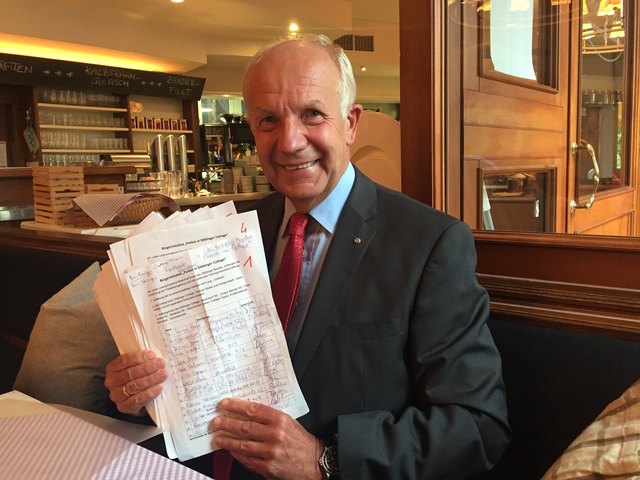 Juraj Necpal mit den 280 Unterschriften, die er innerhalb kürzester Zeit gesammelt hat.