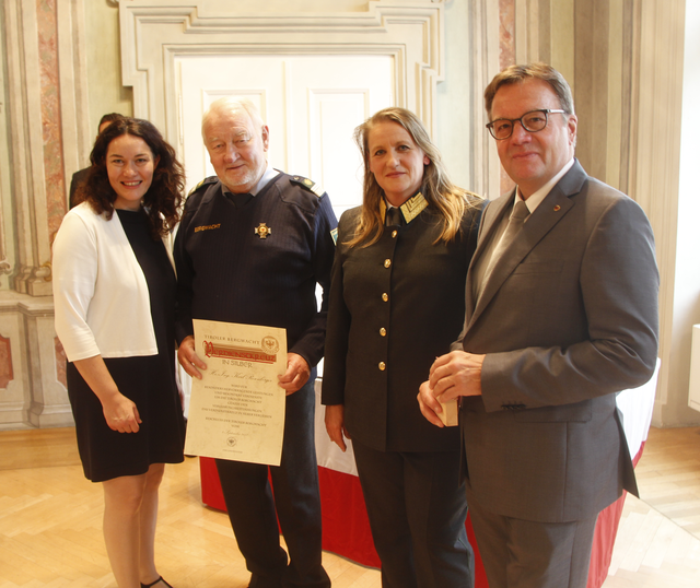 v.l.: LHStvin Ingrid Felipe, Karl Rosenberger (ehemalige Bezirksleiter von Innsbruck-Land), Landesleiterin Gabi Pfurtscheller und LH Günther Platter. | Foto: Land Tirol