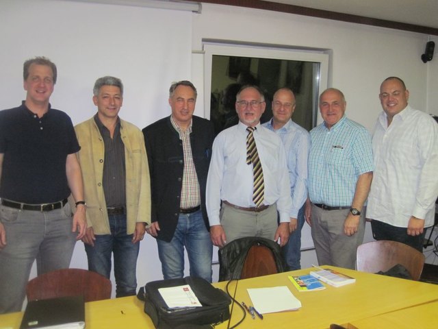 Kurt Heuböck (Mitte) nimmt die ersten Glückwünsche entgegen. Es gratulierten Werner Andreé, Thomas Menczik, Josef-Schmidl-Haberleitner, Christian Lautner; Viktor Weinzinger; Roman Brunner (von links nach rechts) | Foto: Feuerwehr Pressbaum