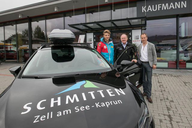 Marc-Luis Rainer freut sich über seinen nagelneuen SEAT Leon XPerience und über die
Unterstützung von der Schmittenhöhebahn AG. Im Bild: Nachwuchs Kombinierer Marc-Luis Rainer,
Dr. Erich Egger, Vorstand Schmittenhöhebahn AG und Guido Gassner, Markenleiter von SEAT
Kaufmann Zell am See.
