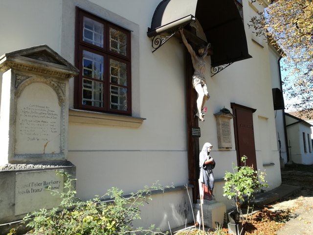 Die Kirche in Simmering steht auf einem Knochenberg - der Friedhof ist einer der ältesten der Stadt.