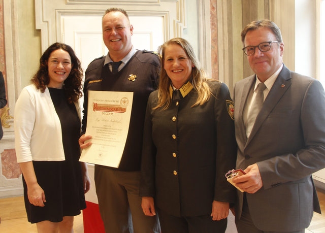 v.l.: LHStvin Ingrid Felipe, Robert Niederbacher (Bezirksleiter Lienz), Landesleiterin Gabi Pfurtscheller und LH Günther Platter. | Foto: Land Tirol