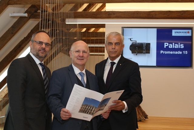 Der Vorstand der Sparkasse OÖ (v. l.): Vorstandsdirektor Maximilian Pointner, Generaldirektor Michael Rockenschaub und Vorstandsdirektor Herbert Walzhofer. Präsentiert wurde auch das von der Sparkasse OÖ aufwendig revitalisierte „Palais Promenade 15“ – ein Nebengebäude der Zentrale. | Foto: Sparkasse/Lui