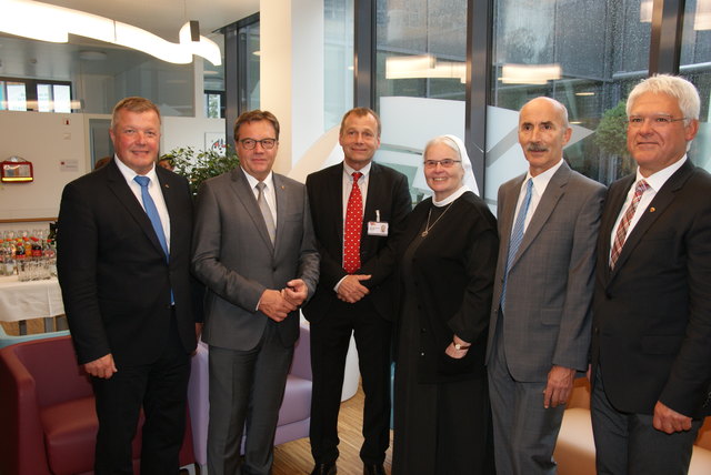 Freudentag: LR Bernhard Tilg, LH Günther Platter, Abteilungsleiter Martin Kurz, Generaloberin Sr. Maria Gerlinde Kätzler, GF Bernhard Guggenbichler und Verbandsobmann Siegmund Geiger (v.l.).