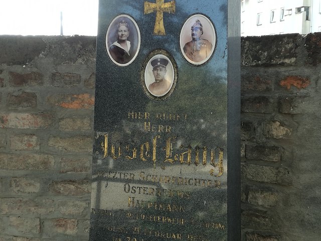 Josef Lang war der letzte Scharfrichter Österreichs. Er war Simmeringer. Sein Grab findet man am Friedhof Alt Simmering.