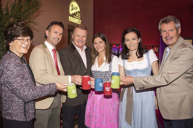 Bierwirt-Verleihung 2018 im Alten Maschinenhaus der Stiegl-Brauwelt: Wirtshausführer-Herausgeberin Renate Wagner-Wittula, Bierwirt 2018 Josef Kendlbacher (Hotel Moargut in Großarl), Stiegl-Eigentümer Heinrich Dieter und Alessandra Kiener, Moargut-Wirtin Elisabeth Kendlbacher und Wirtshausführer-Herausgeber Klaus Egle. | Foto: Foto Scheinast