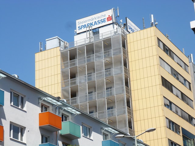 Die Raucherbalkone vom Grazer Stadtbauamt - ein weithin leuchtendes Beispiel für Stromverschwendung...