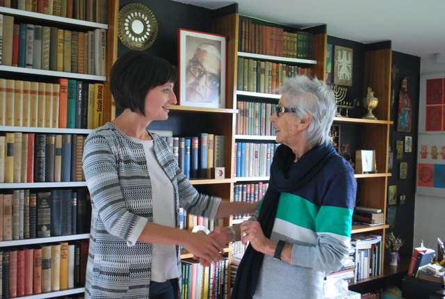 Ilona Geitner (l.) gewann sofort das Vertrauen von Elisabeth Baudisch und half bei der Abwicklung der Testamentsspende