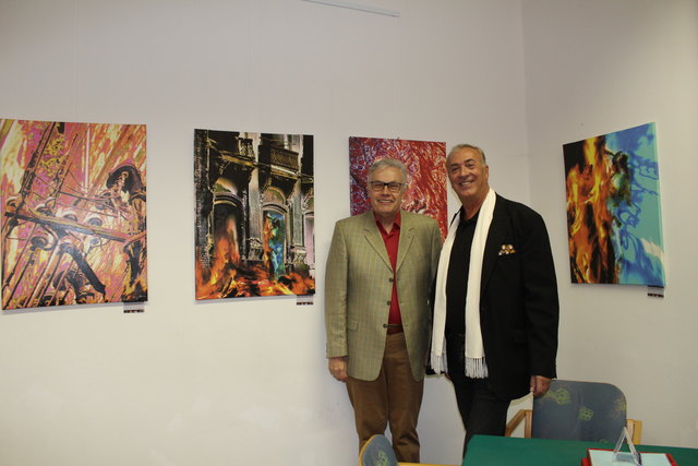 Vereinsobmann des Bridgeclub und Heinz Baier vor den Kunstwerken. | Foto: privat
